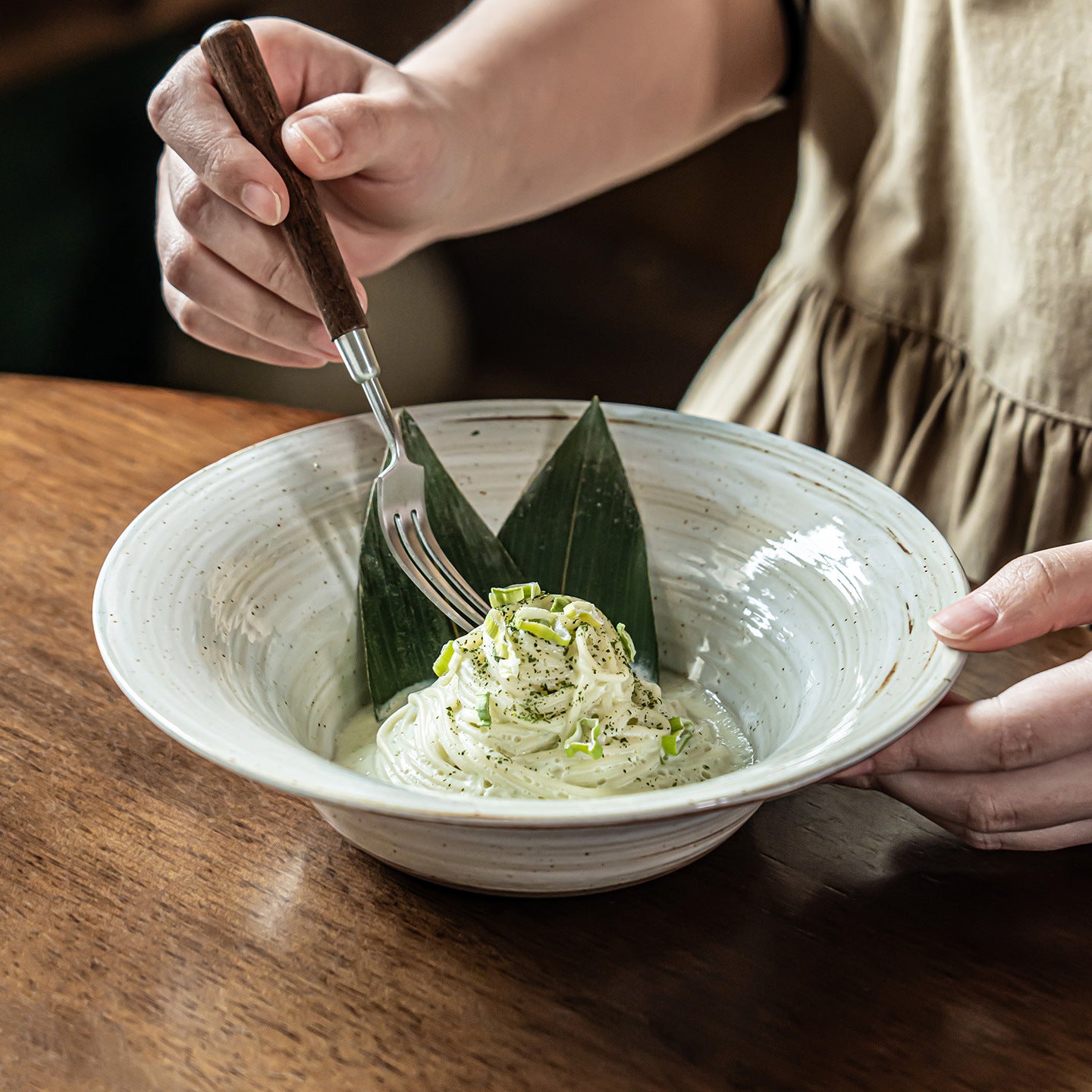 Japanese Style Ceramic Grass Hat Bowl - 8 inch Retro Pasta & Salad Bowl for Home, Restaurant, or Commercial Use